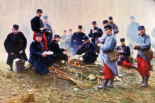 l'armée française lors d'une collation au bivouac, près de verdun en 1916.