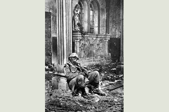 un soldat français endormi dans une église en ruines. peu importe le lieu,
