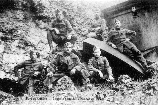 août 1914. des soldats sont postés au fort de loncin, une des fortifications