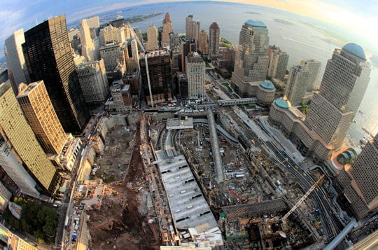 sept ans après, le world trade center peine à se reconstruire. tous s'arrêtent