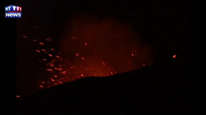 chili : le volcan villarrica crache du feu