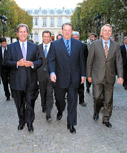 Al Gore (centre), Jean-Louis Debré (à gauche), Jean-Marc Ayrault (à droite)