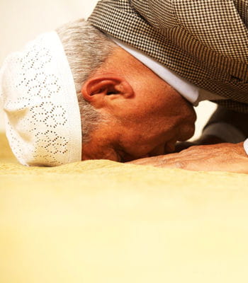 un musulman durant la prière. 