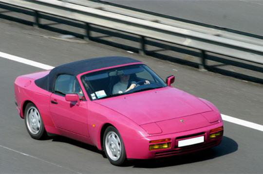 Cette Porsche 944 cabriolet a bénéficié d'une peinture personnalisée rose 