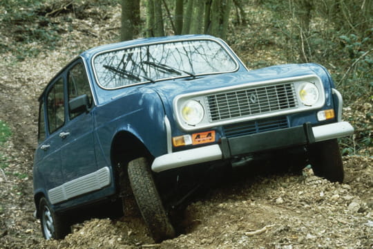 Ici une Renault 4 GTL prouvant ses capacit s sur chemins accident s