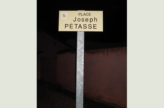 place joseph pétasse, côte d'or, avril 2004, france.