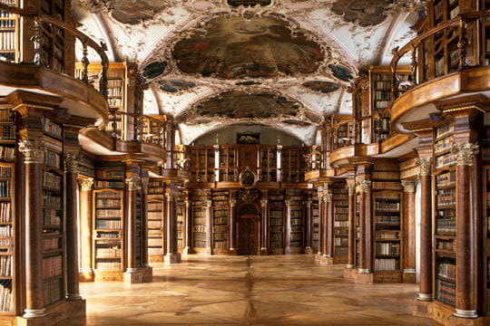 la bibliothèque de l'abbaye de saint gall en suisse