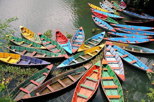 barques sur le lac de pohkara