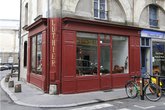 Vitrine du magasin, rue Maréchal Joffre