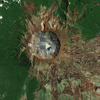 une caldeira s'est formée à la place du volcan, ici vu du ciel. 