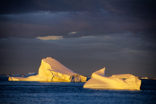 icebergs à la lumière du soir