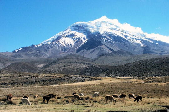 le chimborazo est un volcan connu pour tre le sommet le plus loign de la