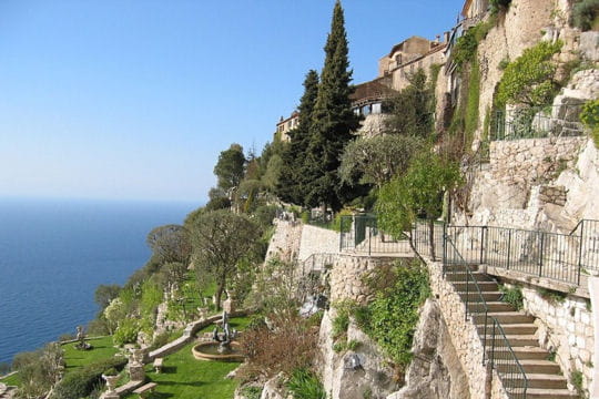 les jardins suspendus d'eze sont accrochés à flanc de falaises au dessus de la
