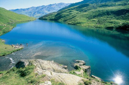 au cœur du massif de la vanoise, le lac du lou est situé à 2 035 m d'altitude.