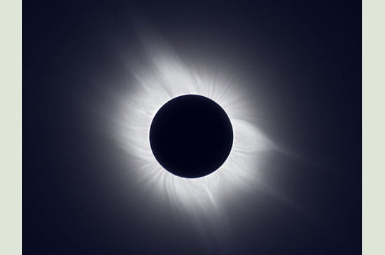 'lors de la phase de totalité d'une éclipse de soleil, la couronne s'étend sur