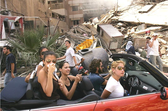 jeunes libanais roulant à travers un quartier détruit de beyrouth sud. 15 août