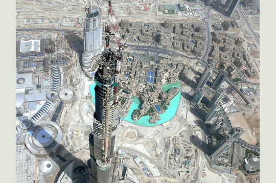 le gratte-ciel se situe dans le nouveau quartier burj dubaï downtown,