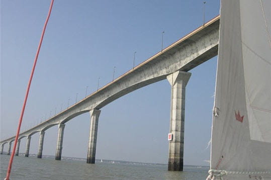 ce pont de charente maritime, inauguré en 1988, est le plus long de france.