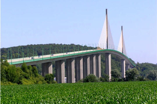 ce pont autoroutier, achevé en 1977, franchit la seine en haute-normandie. il a