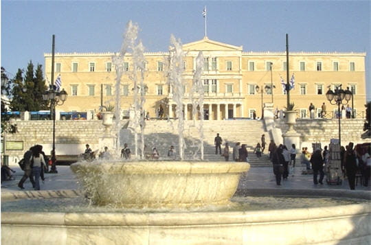 situé sur la place syntagma à athènes, l'actuel bâtiment du parlement hellénique