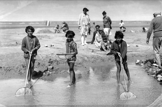 des enfants s'adonnent à la pêche à la crevette, vers 1935.
