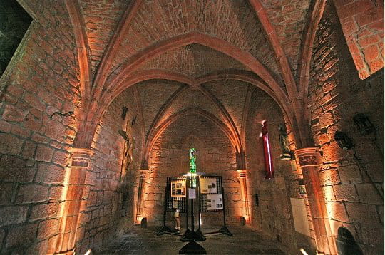 la chapelle des pénitents est un des lieux emblématiques de collonges-la-rouge.