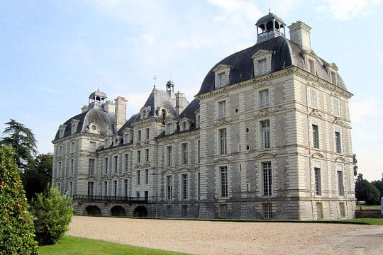 http://www.linternaute.com/sortir/monument/photo/les-chateaux-de-la-loire-les-plus-remarquables/image/chateau-cheverny-504481.jpg