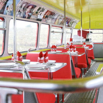 un bus anglais transformé en restaurant 