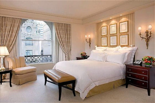 une-chambre-à-coucher-style-royal-un-grand-lit-couverture-blanche