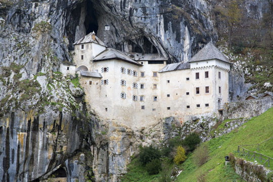le château de predjama en slovénie