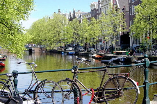 amsterdam était à l'origine un village de pêcheurs. au début du xiiie siècle, un