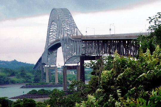 au panamá, dans la capitale du même nom, le pont des amériques permet depuis