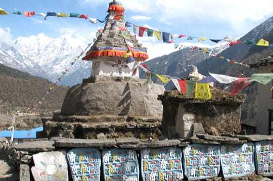 chorten est le nom local de ce stûpa bouddhique tibétain qui se situe près de