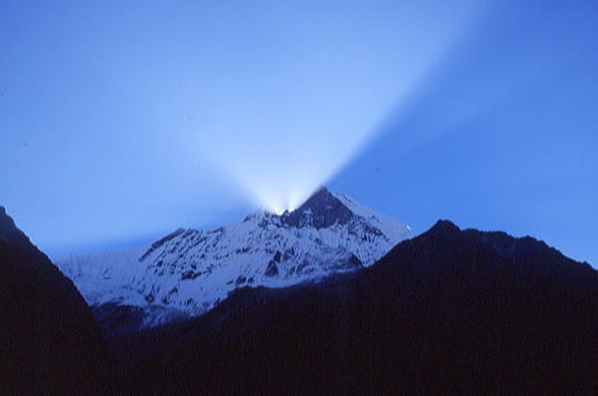 autre montagne de l' himalaya, machapuchare culmine à 6993 mètres. selon les