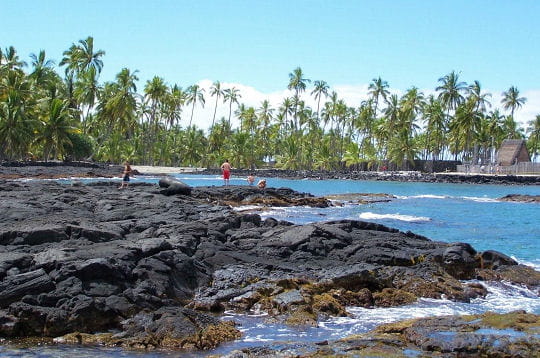 la plage volcanique de kailua kona à hawaï.