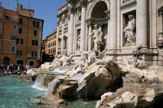 la fontaine de trévi est sans doute la plus célèbre fontaine de rome. réalisée