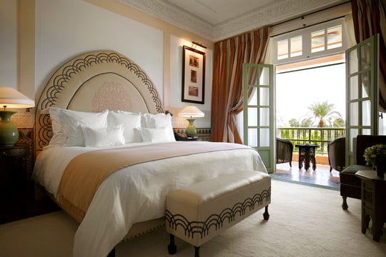 une-chambre-très-belle-avec-un-grand-blanc-lit-des-rideaux-en-marron-et-orange