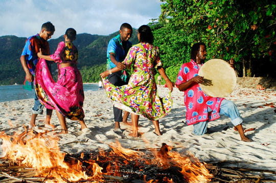 la danse traditionnelle des seychelles est la moutia . avec des rythmes