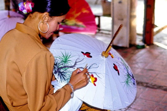 http://www.linternaute.com/voyager/asie/photo/les-100-plus-belles-facettes-de-la-thailande/image/peinture-ombrelles-514248.jpg