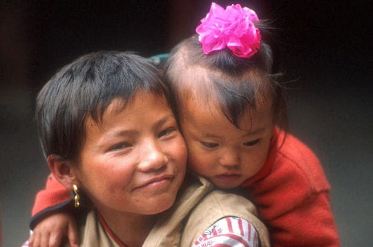 jeune tibétaine et sa petite soeur élégamment coiffée.