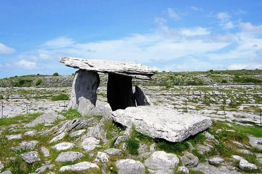 http://www.linternaute.com/voyager/europe/photo/irlande-une-ile-de-legende/image/dolmen-poulnabrone-409951.jpg