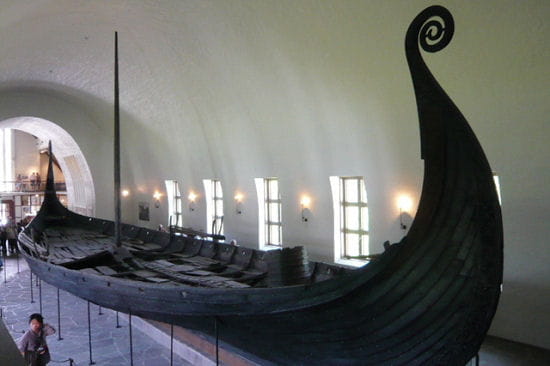 un drakkar, expos au muse des navires vikings d'oslo, vestige du pass de la