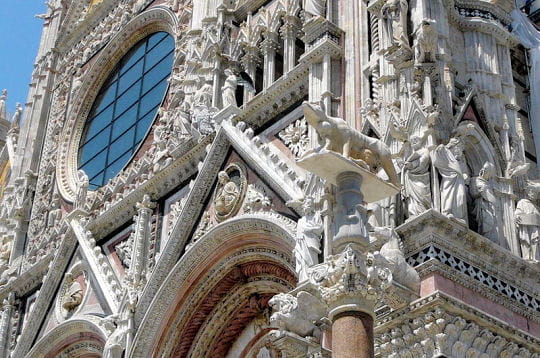 la façade gothique de la cathédrale de sienne. l'une des plus belles du pays.