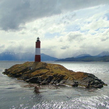 un phare au large d'ushuaïa, à l'extrême sud de l'argentine 