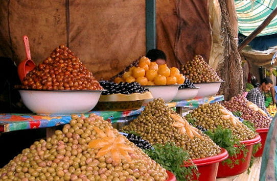 olives et citrons confits dans un marché d'agadir. la ville est située dans la