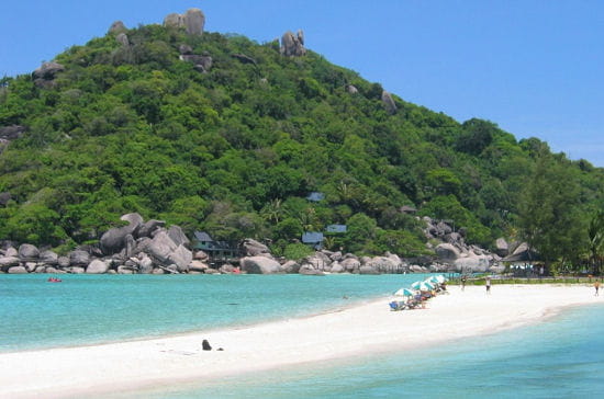 la célébre plage de koh samui en thaïlande.