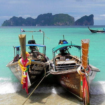 bateaux traditionnels thalandais sur une plage de koh phi phi. 