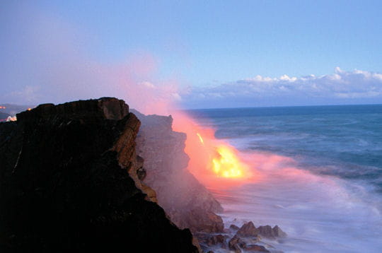 le territoire de hawaï s'agrandit au fur et à mesure des éruptions volcaniques.
