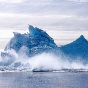 le réchauffement climatique entraîne la formation de nombreux icebergs qui se