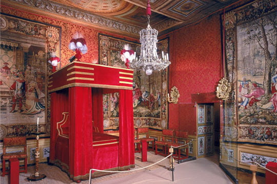 la chambre de fouquet est décorée d'une fresque au plafond représentant le